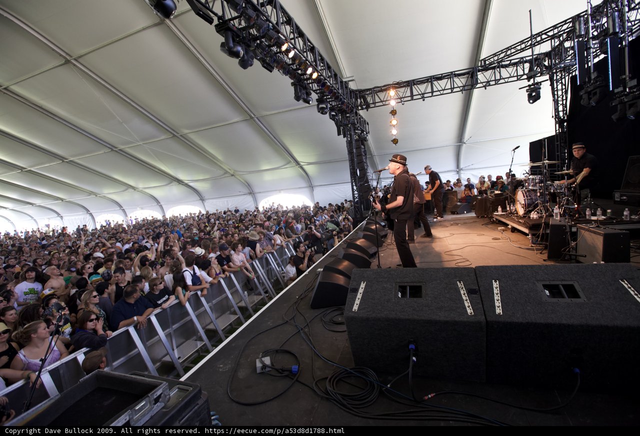Crowd Cheers as Band Takes the Stage at Coachella 2009
