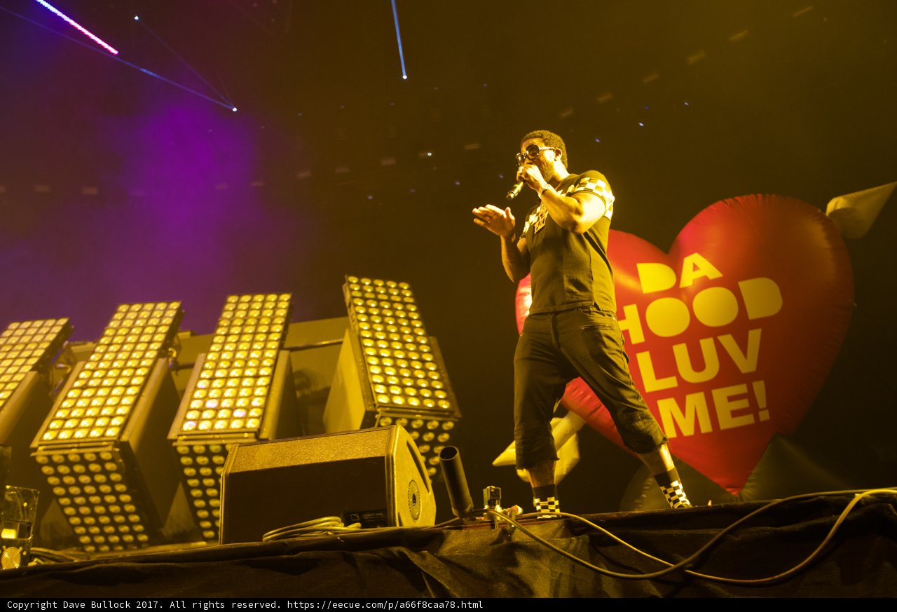Live on Stage: The Ultimate Entertainer