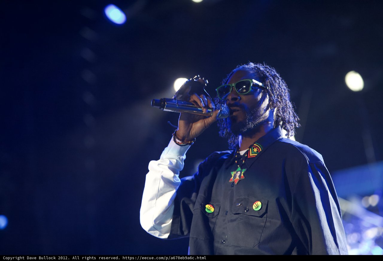 Snoop Dogg Raps Under the Spotlight
