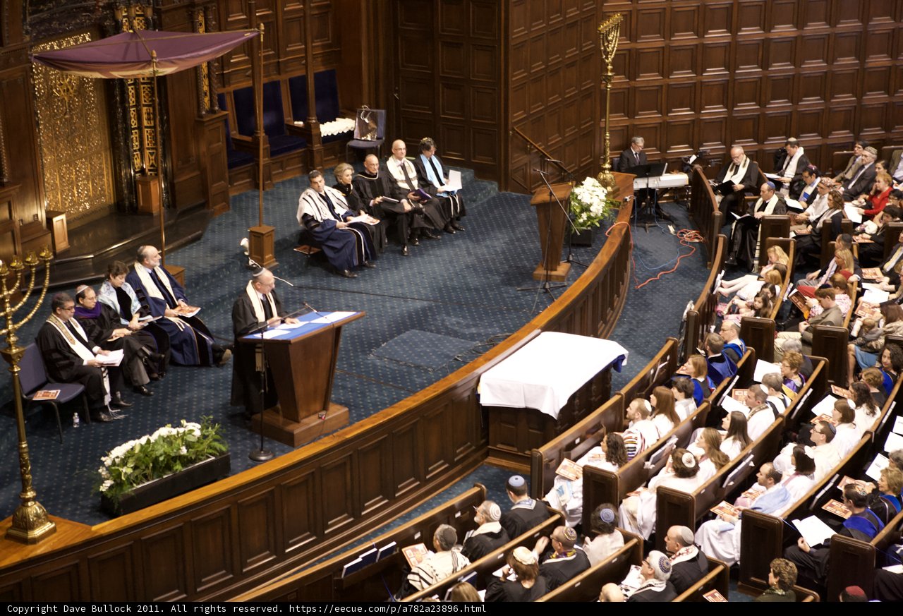 Frank Vignola Addresses a Crowded Auditorium