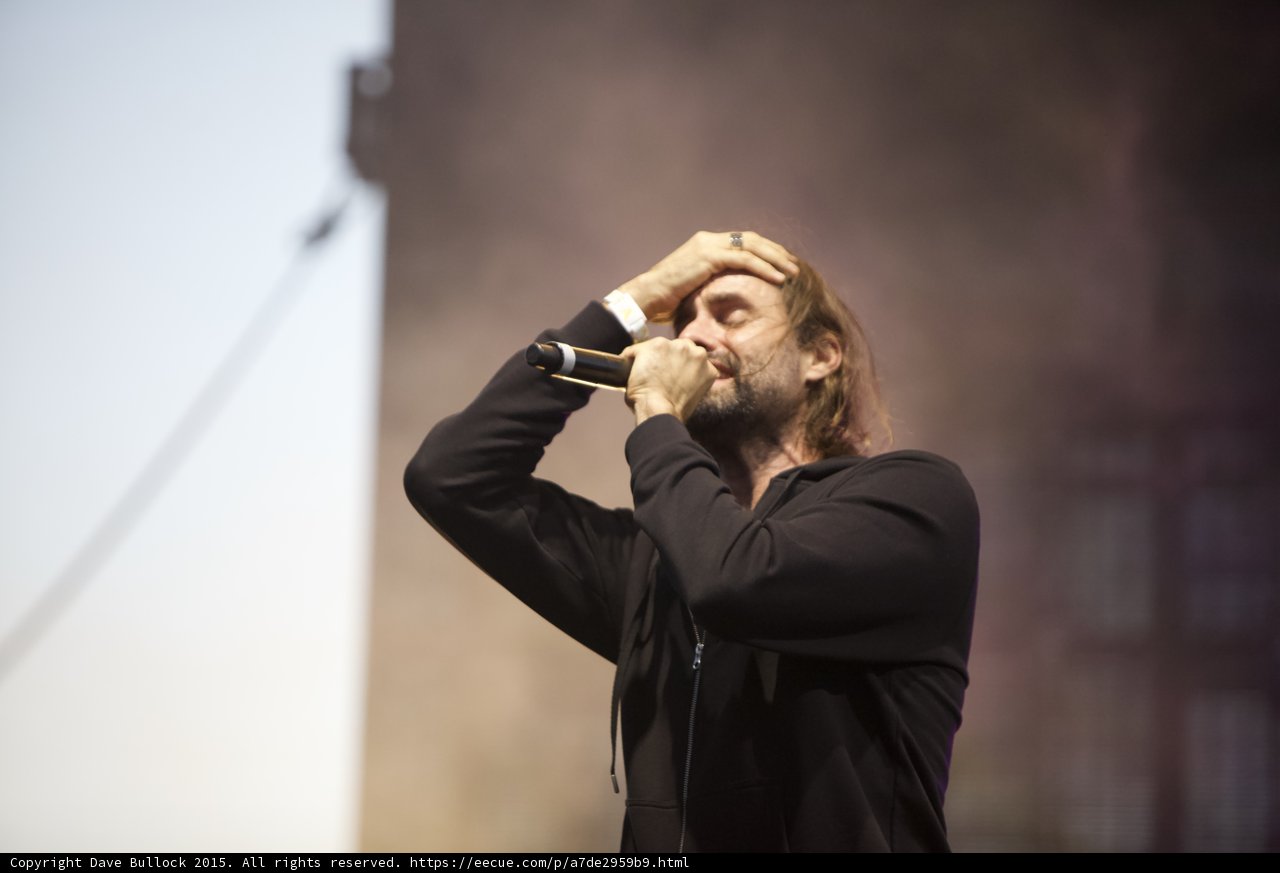 Singer Hand on Head Pink