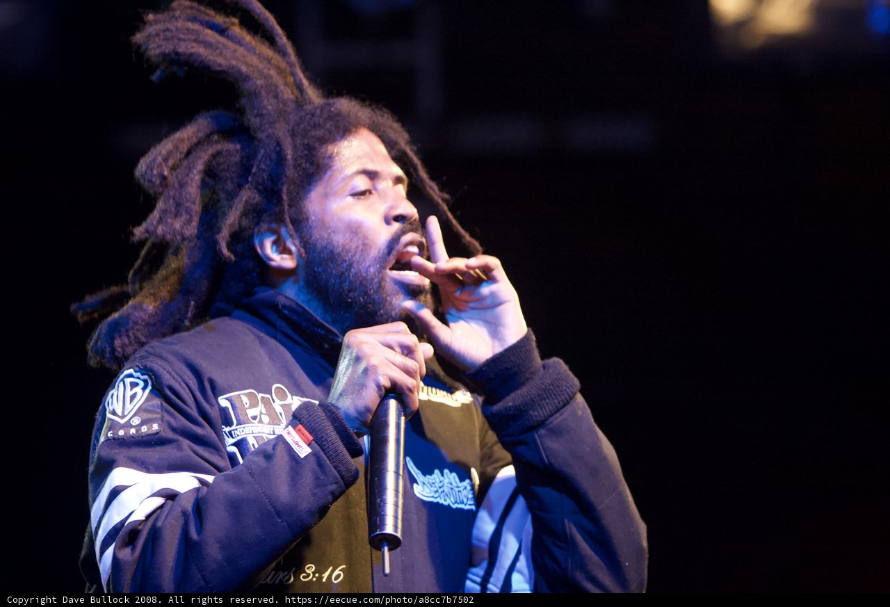 Murs rocks the mic at Coachella 2008