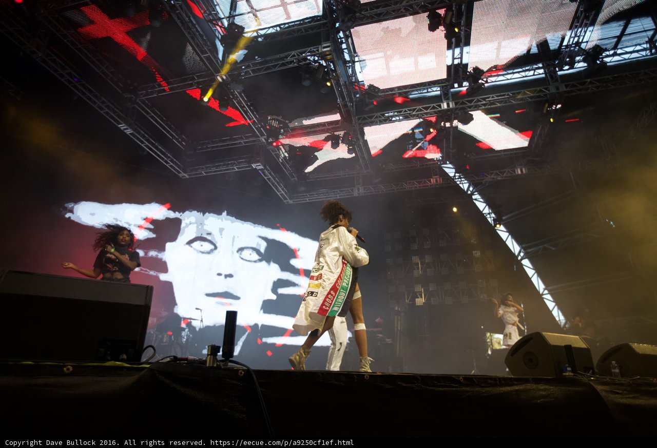 Luisa Casati Lights Up the Crowd