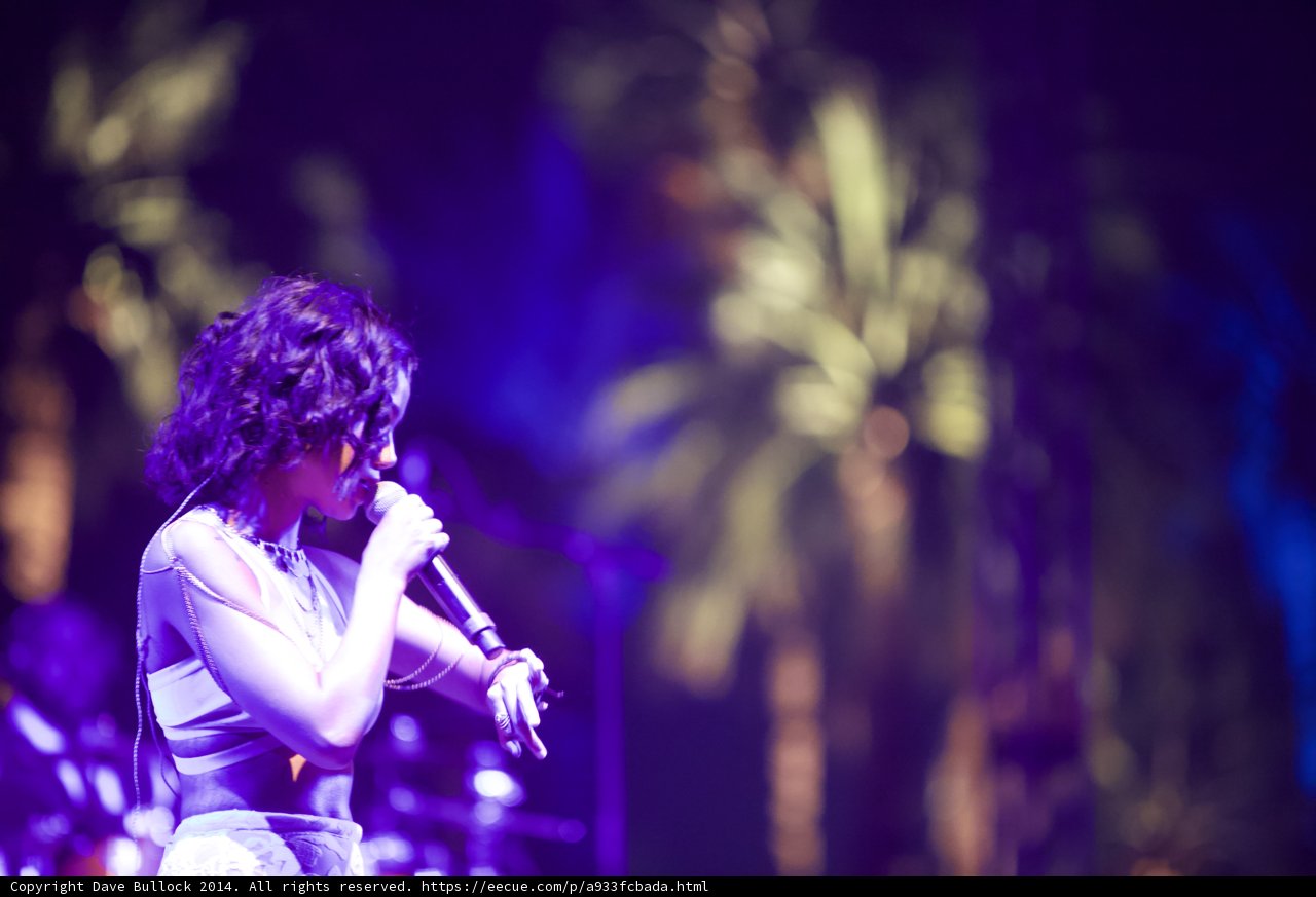 White Dress, Big Voice