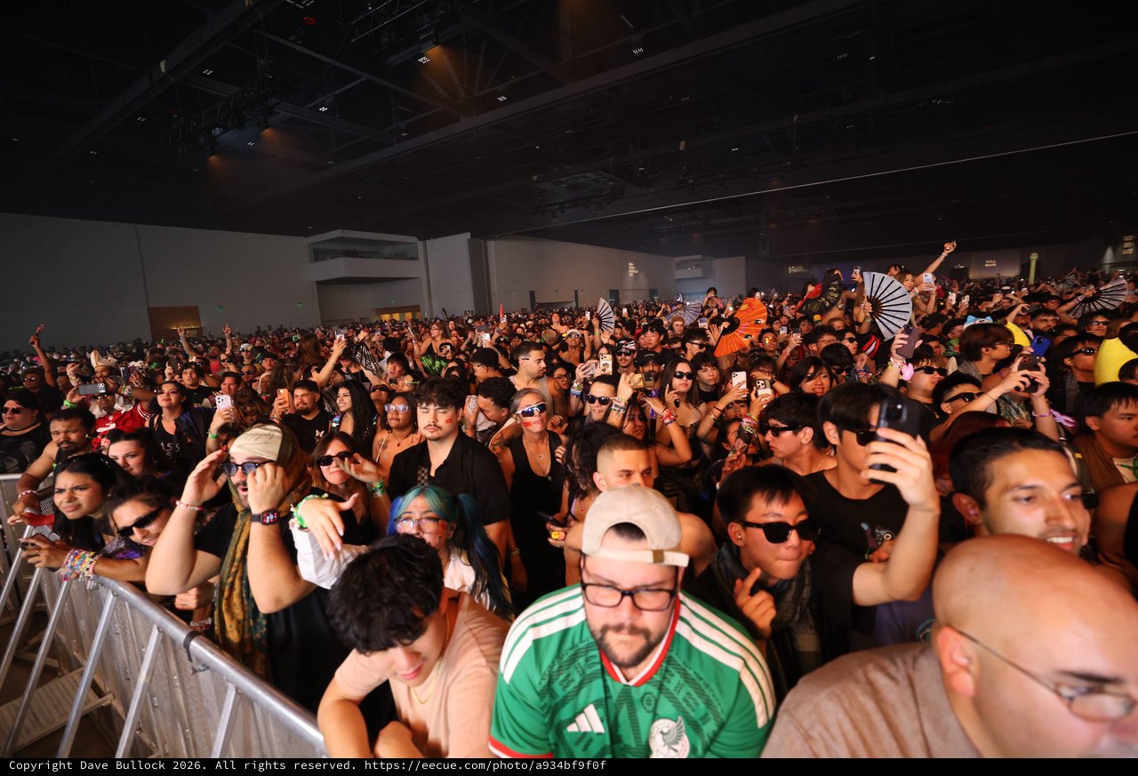 Massive Indoor Crowd Surges at Wobbleland 2026