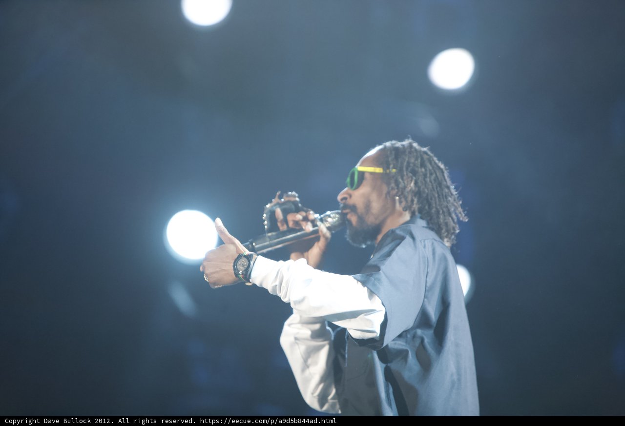 Solo Performance under Striking Lights