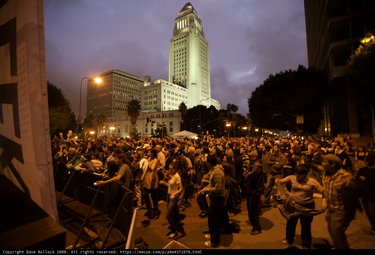 Metropolis Crowd Gathers