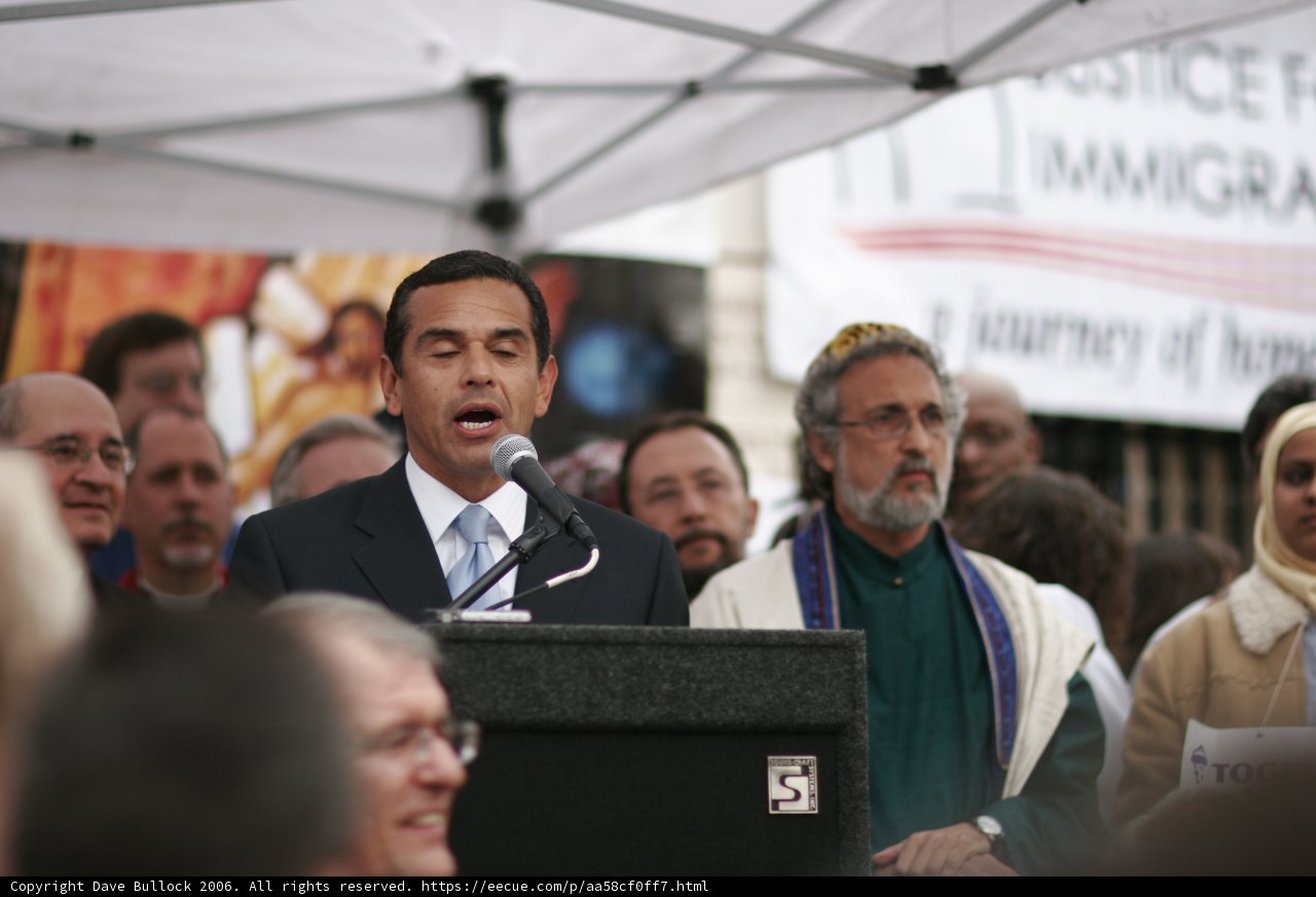 Villaraigosa Speaks to Crowd at Rally