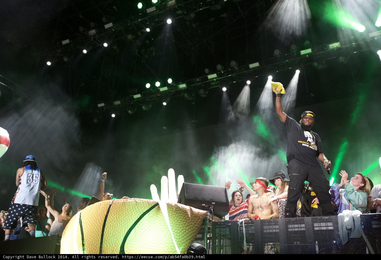 The Entertainer and His Yellow Ball