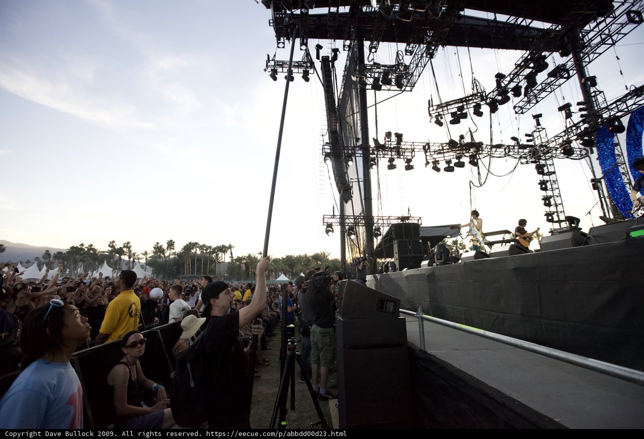 Coachella Crowd Gathers to Jam Out