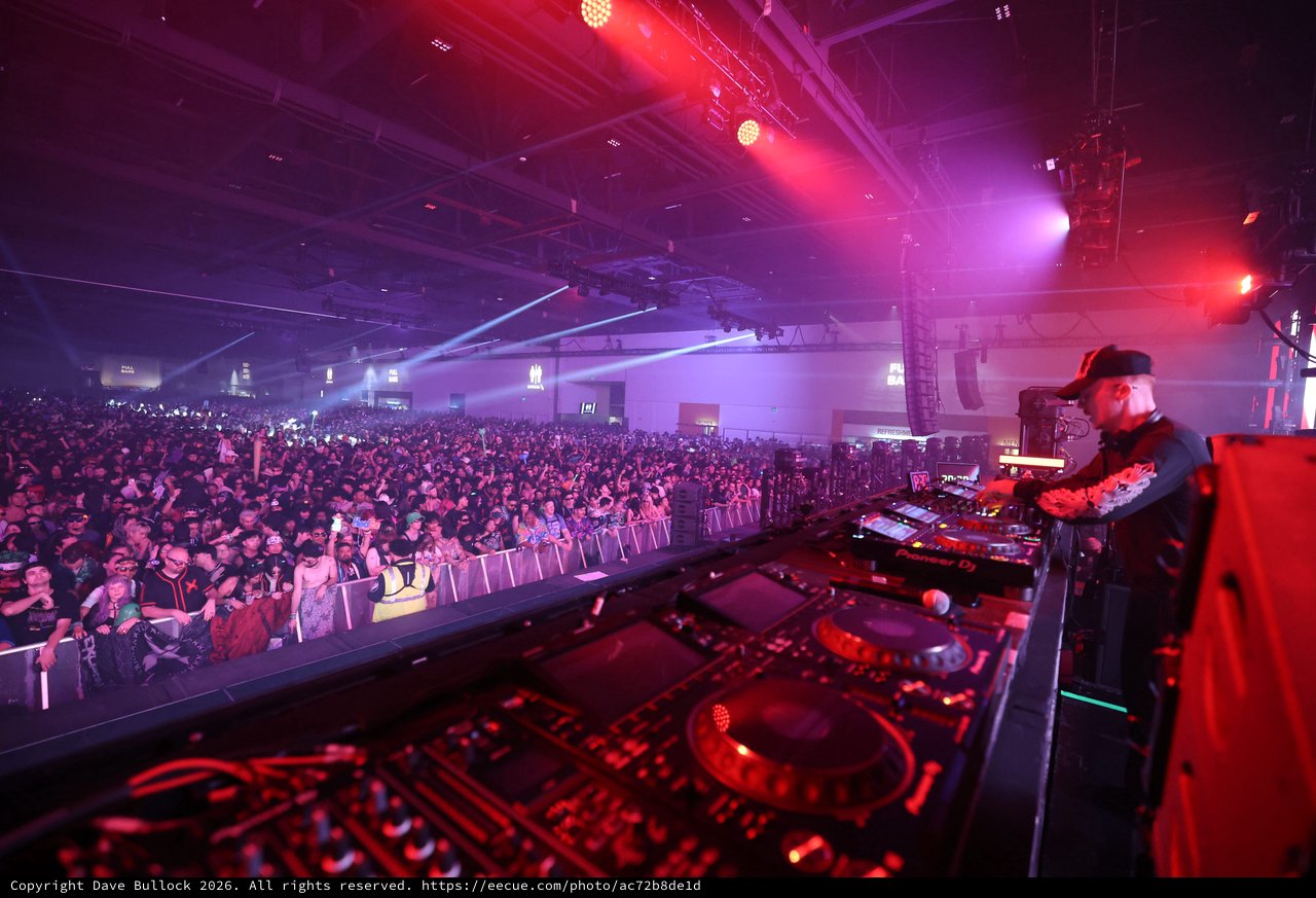 DJ Ignites Massive Crowd at Wobbleland 2026