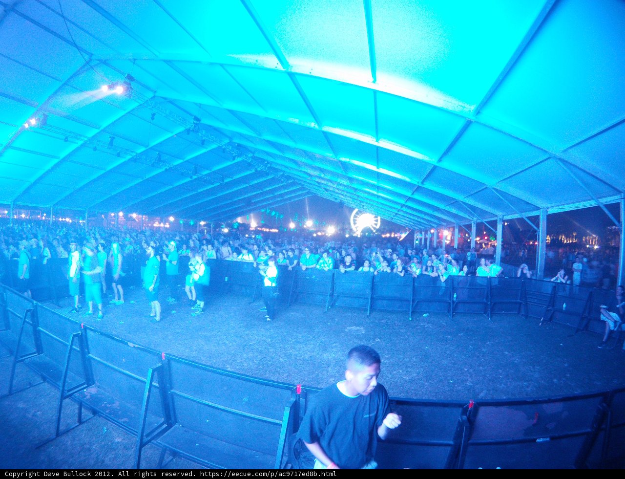 21 People Concert: A Massive Crowd Under the Tent