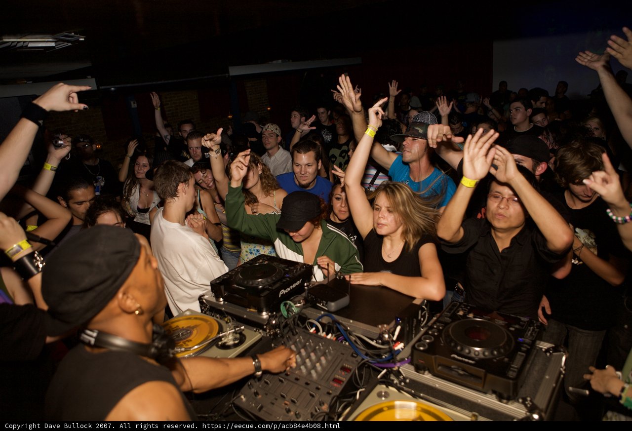Nightclub DJ Set Sends Crowd into Frenzy