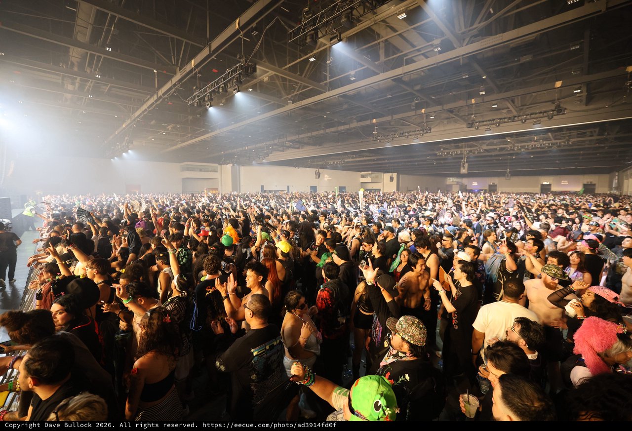 Massive Indoor Crowd Surges at Wobbleland 2026