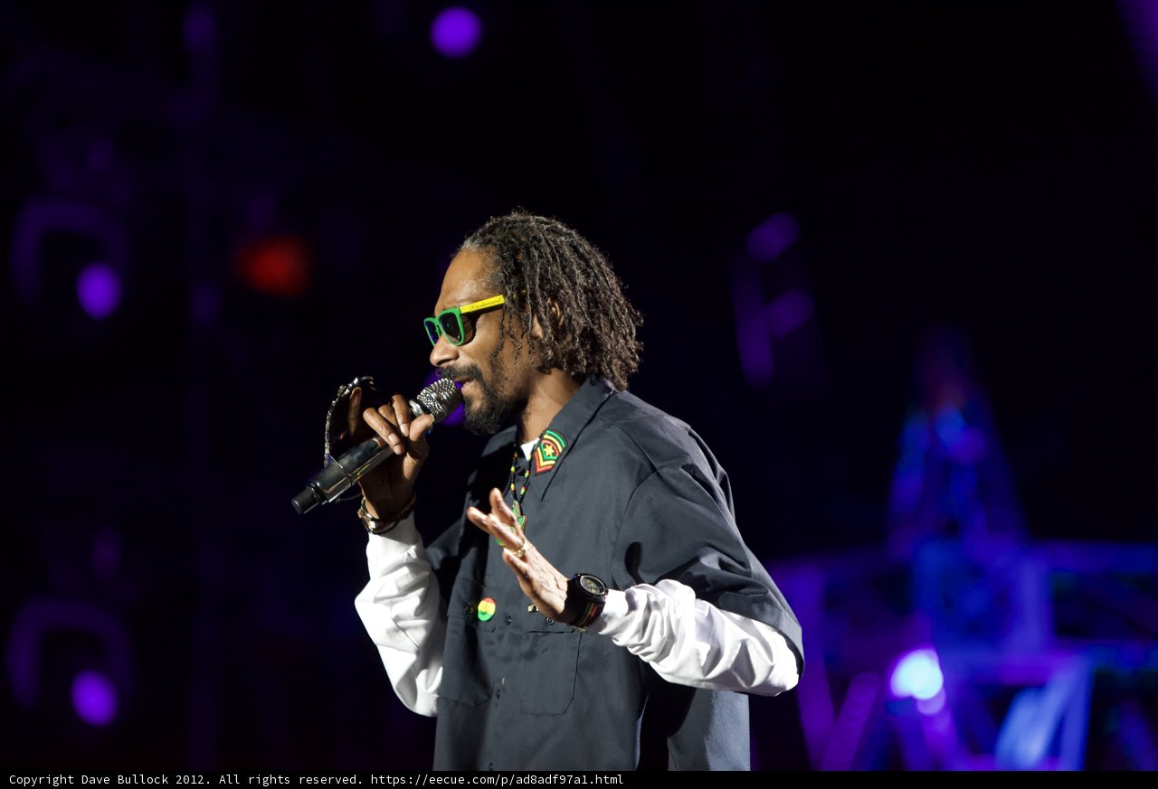 Snoop Dogg's Energetic Solo Performance