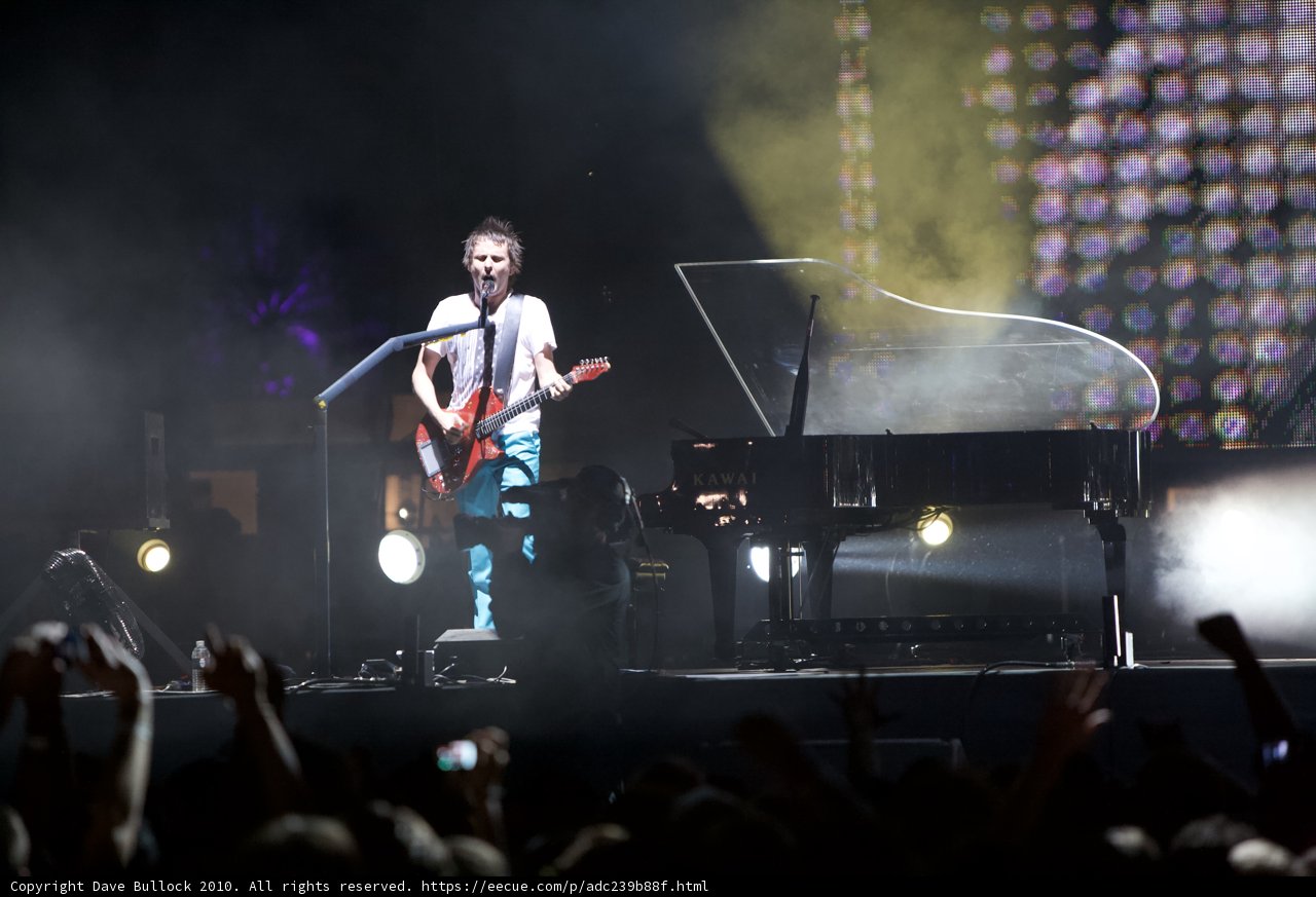 Matthew Bellamy Shreds his Guitar at Coachella 2010