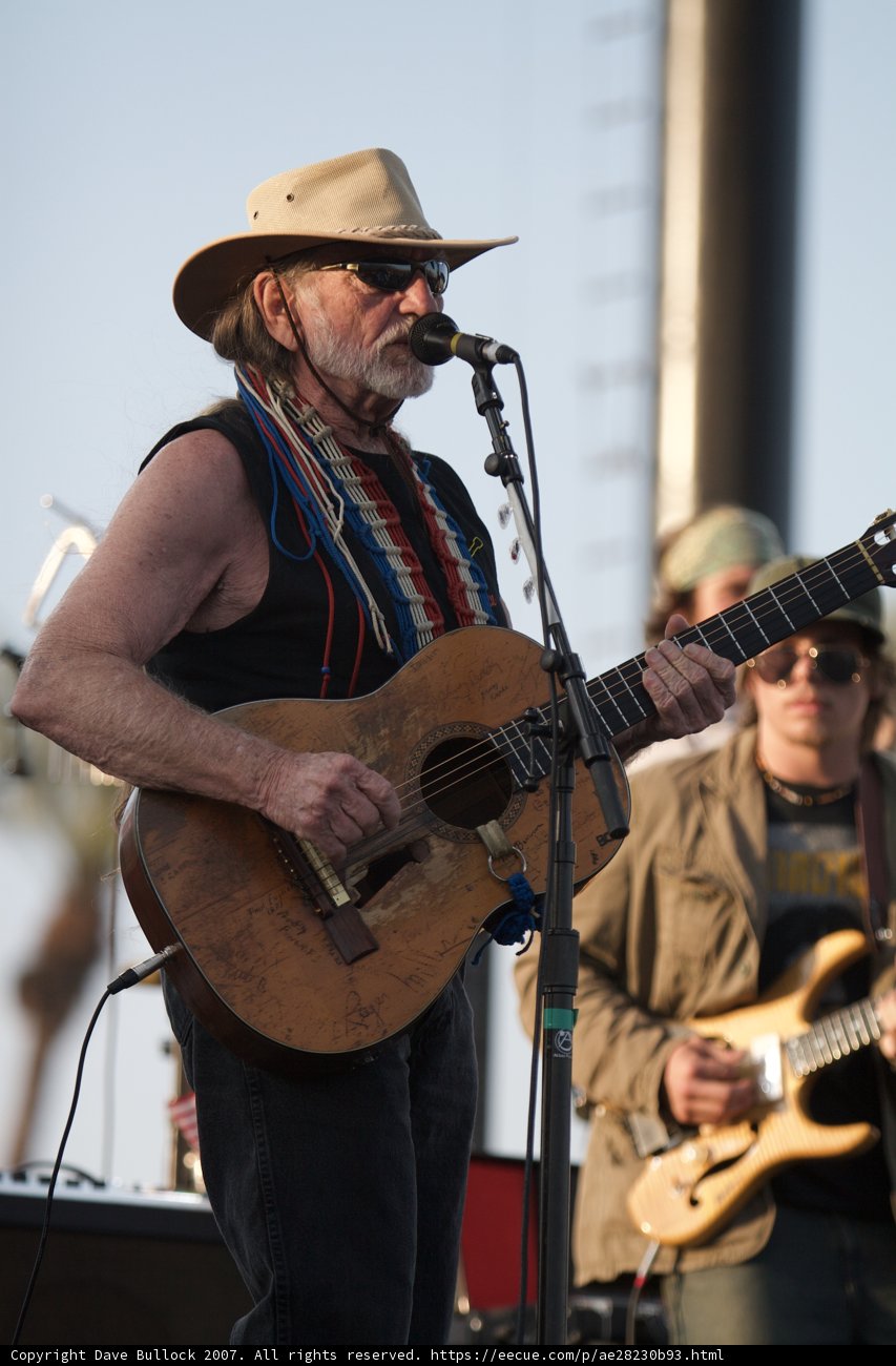 Willie Nelson and Rudy Mancuso Perform with Two Guitars