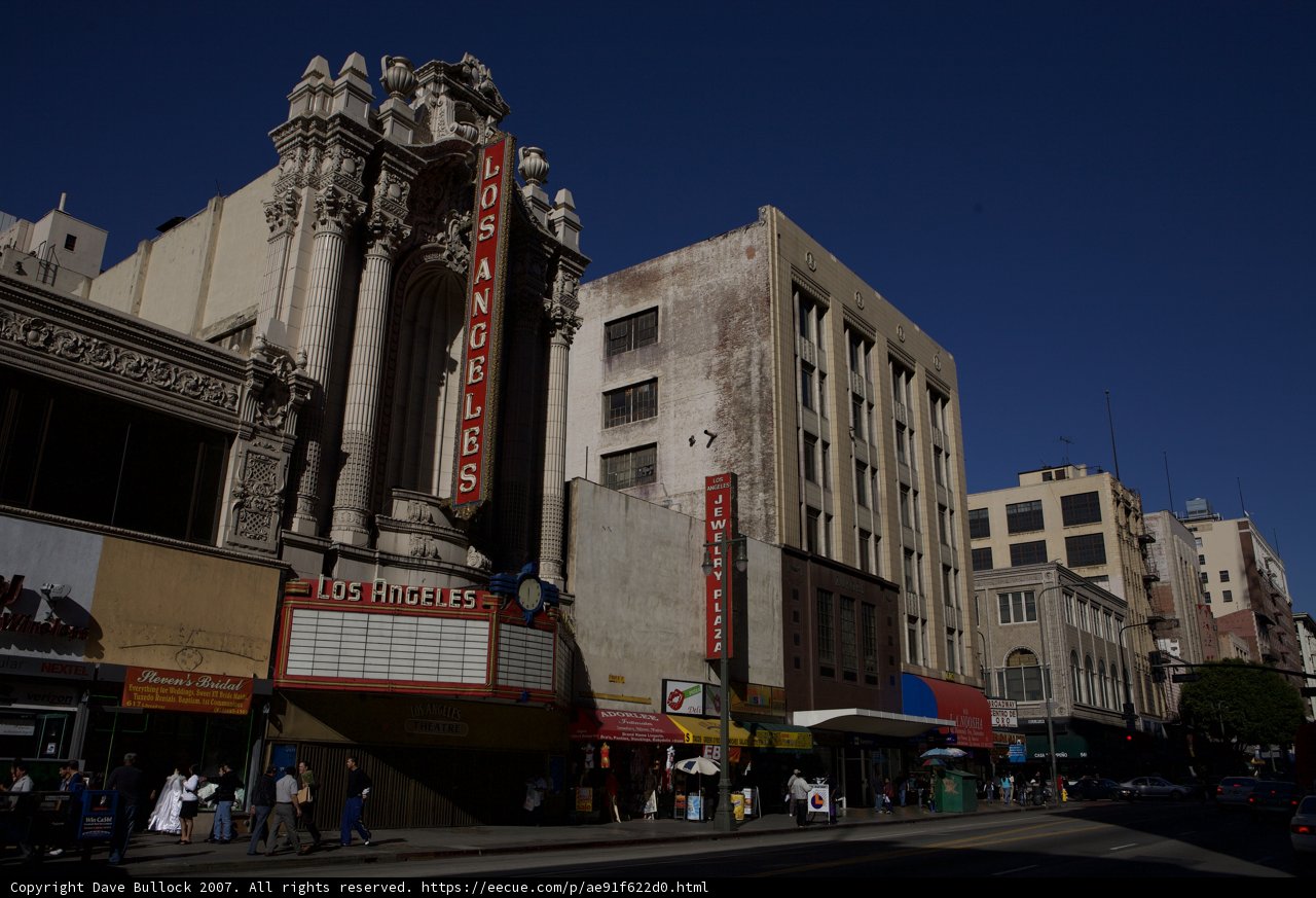 Corner Theater in the Heart of Metropolis