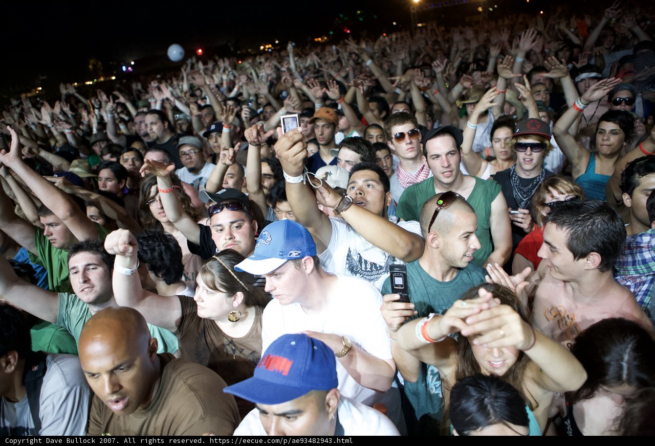 2007 Coachella Saturday Crowd Goes Wild