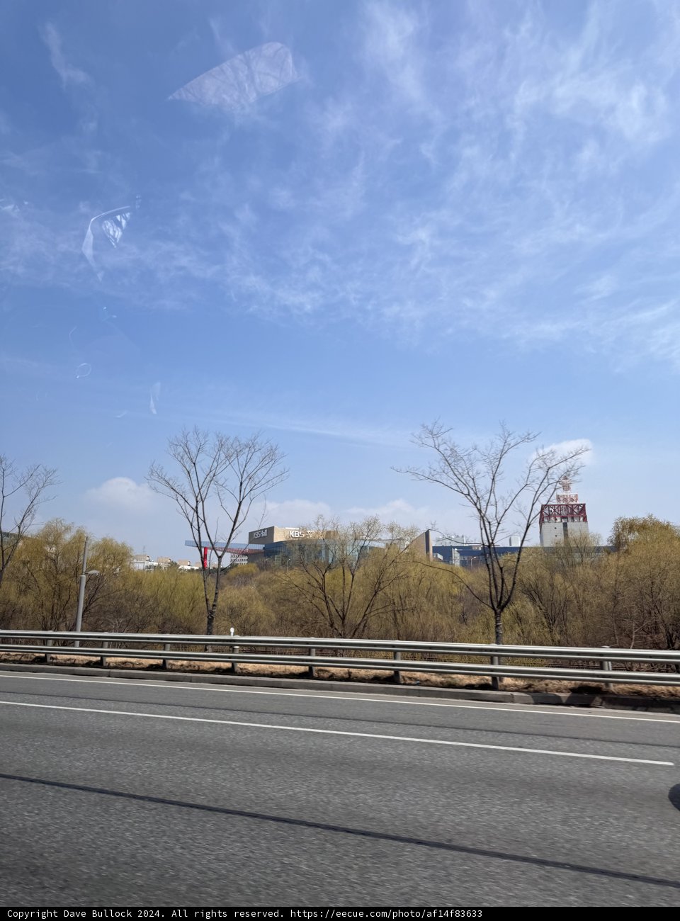 Urban Highway Skyline: Seoul's Fusion of Nature and Architecture