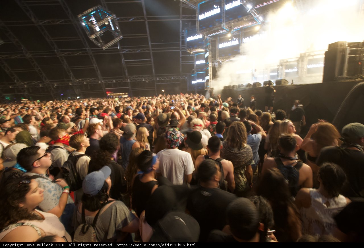 Coachella 2016: Urban Crowd Enjoys Rock Concert