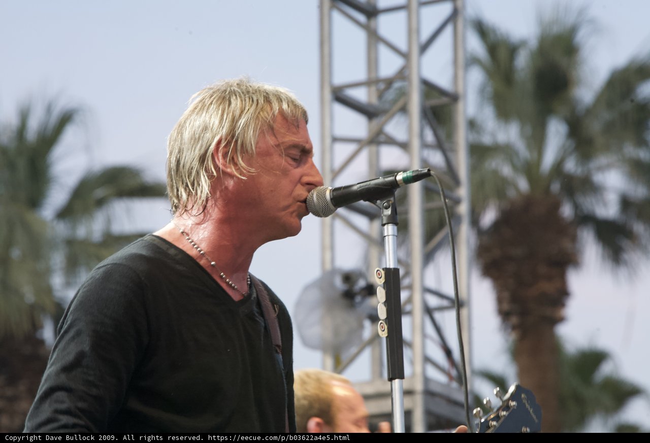 Entertainer Belting it Out at Coachella 2009