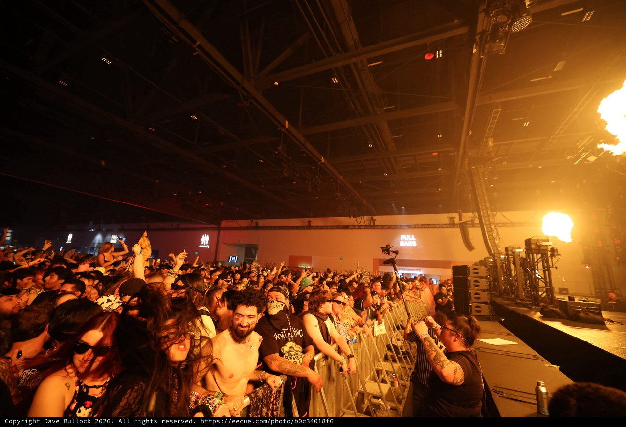 Wobbleland 2026 Crowd Ignites Under Pyrotechnic Fire