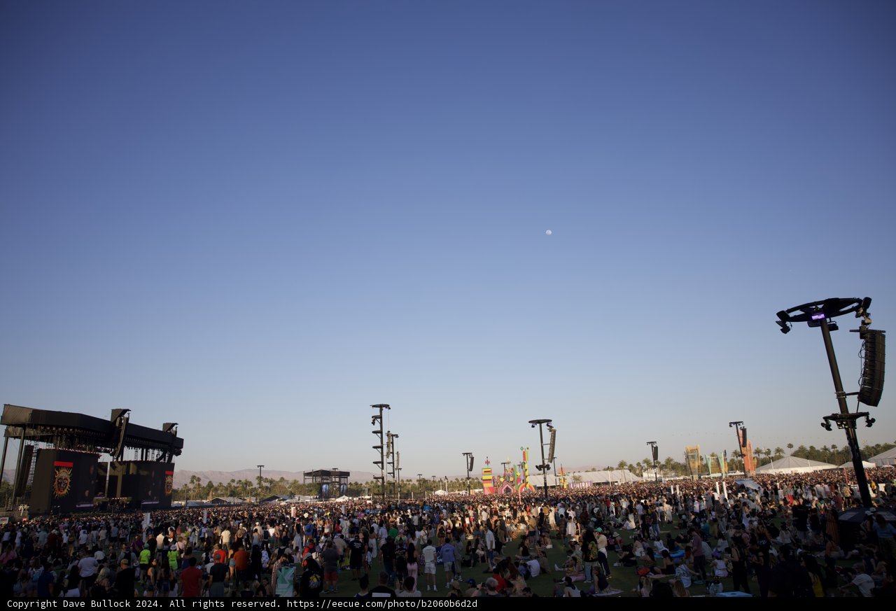 Coachella Vibes: A Panoramic Afternoon at the Music Festival