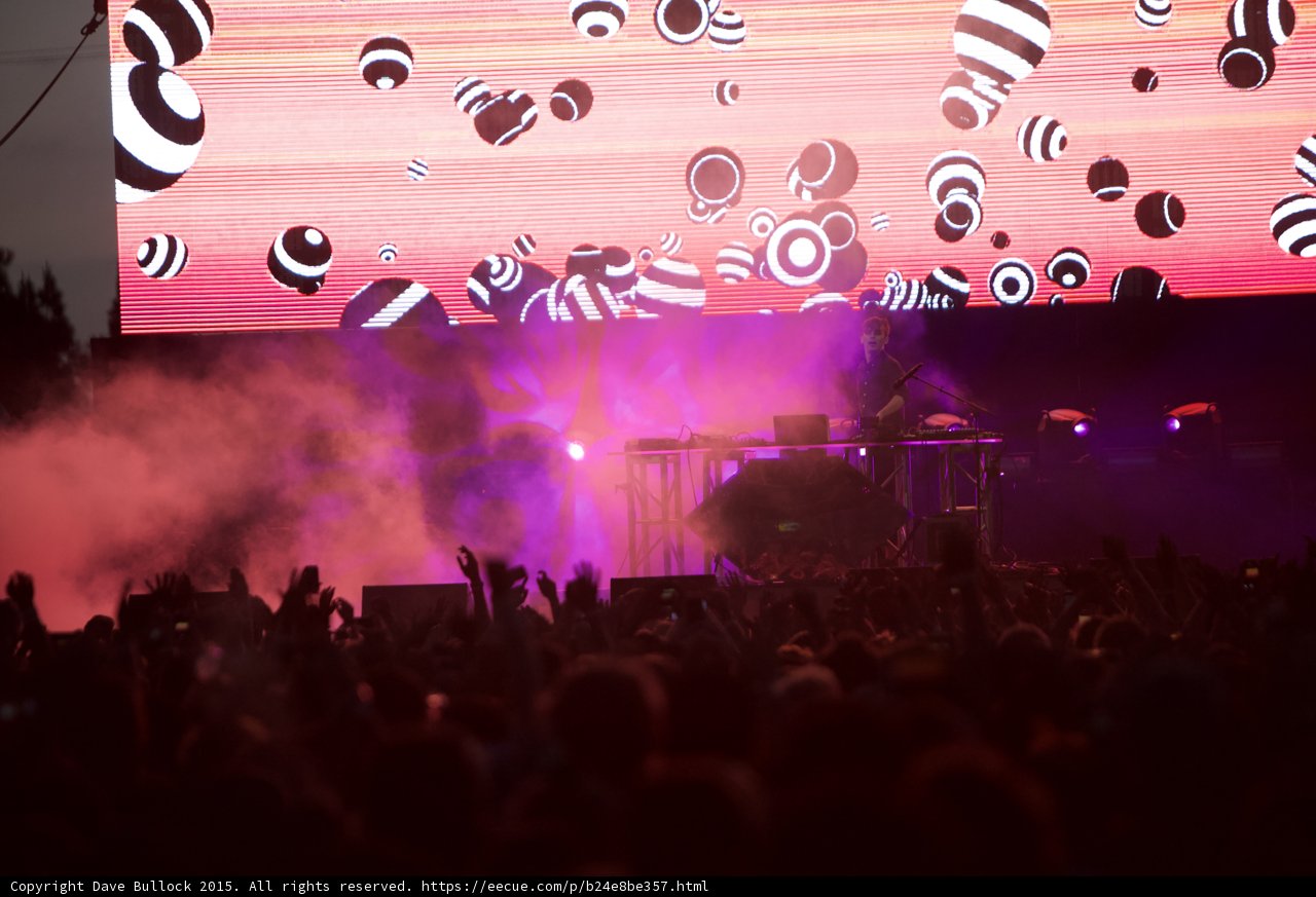 DJ Stage Floating Spheres Red