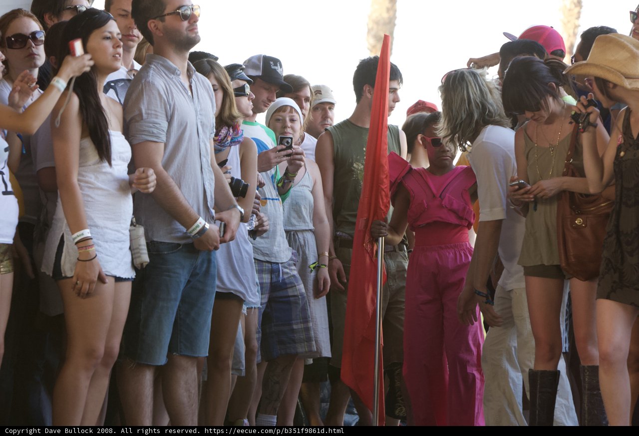 Fashionable crowd at Coachella 2008
