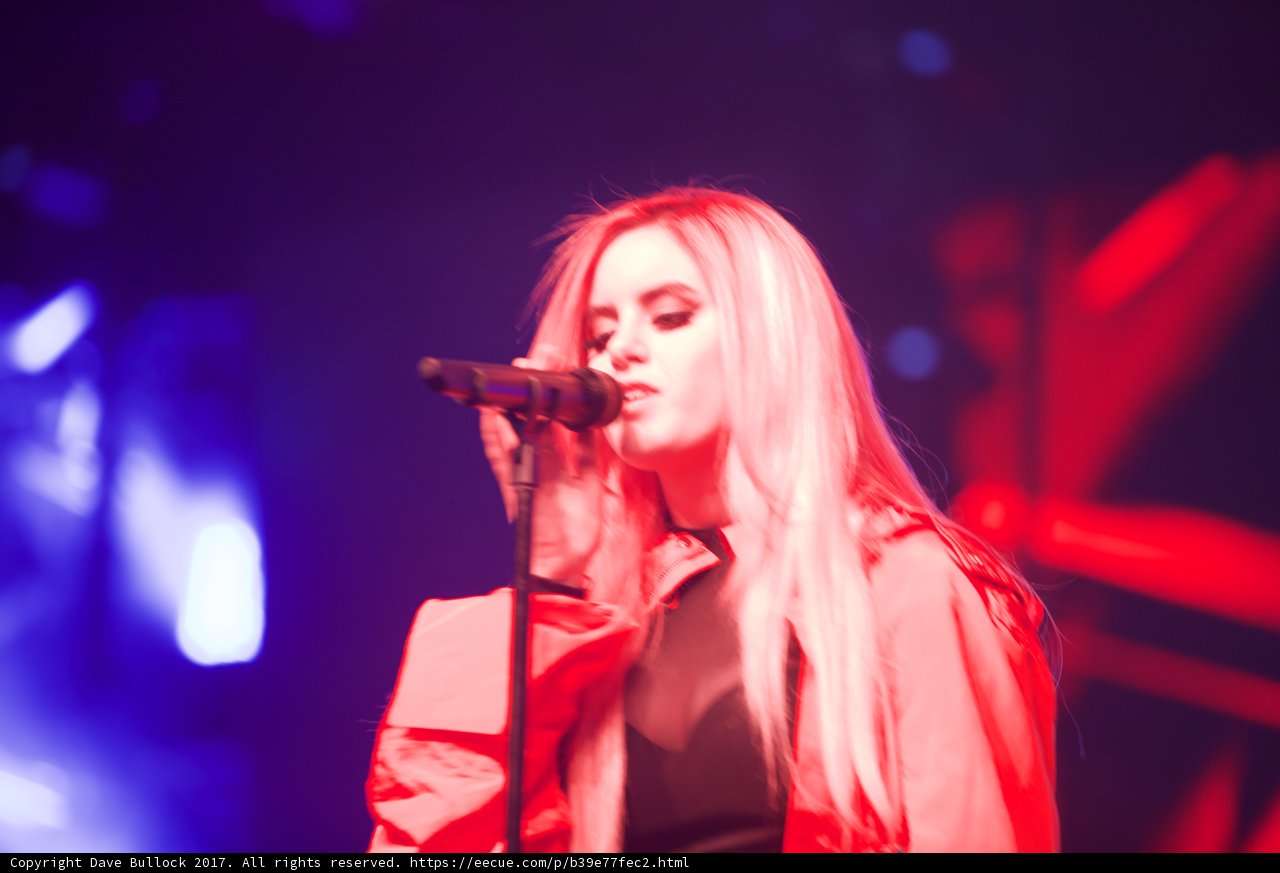 Blonde Bombshell Belting Ballads at Coachella