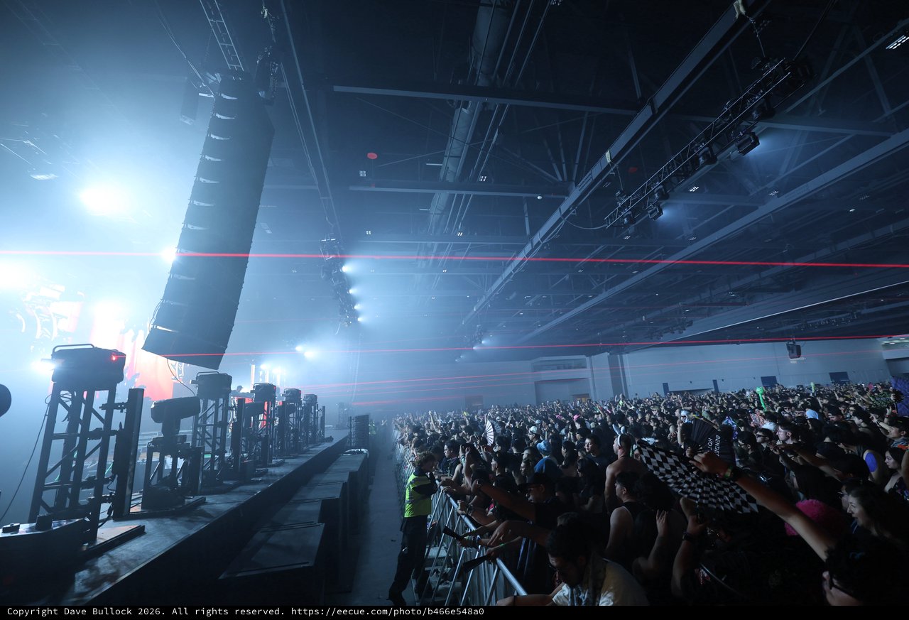Massive Indoor Crowd Surges at Wobbleland 2026