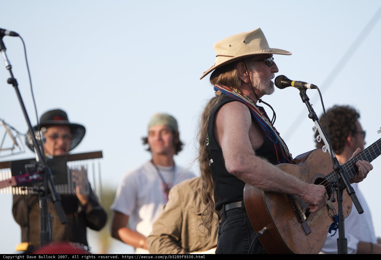 Cowboy crooner strums under sunny skies