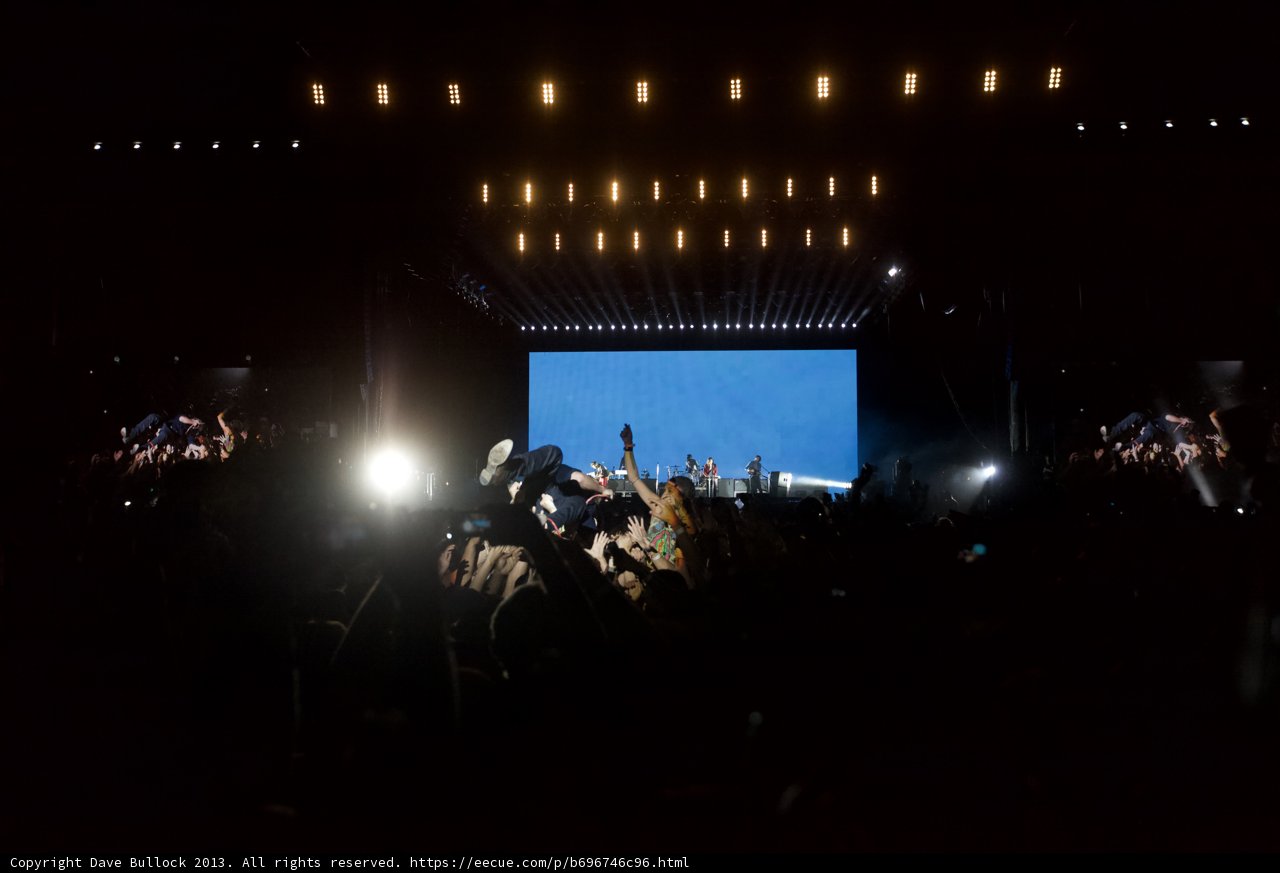 Coachella Concertgoers Reach for the Stars