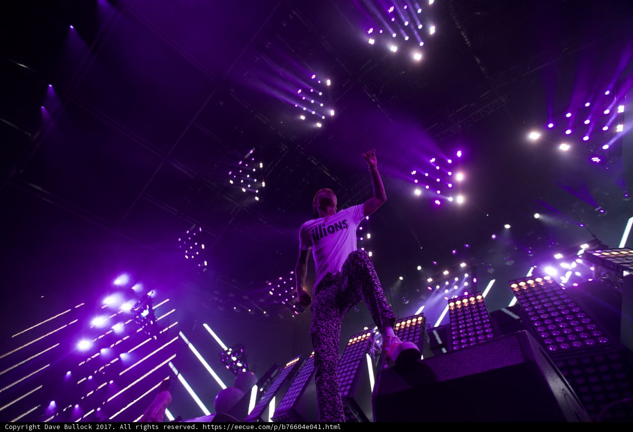Solo performance under the purple spotlight