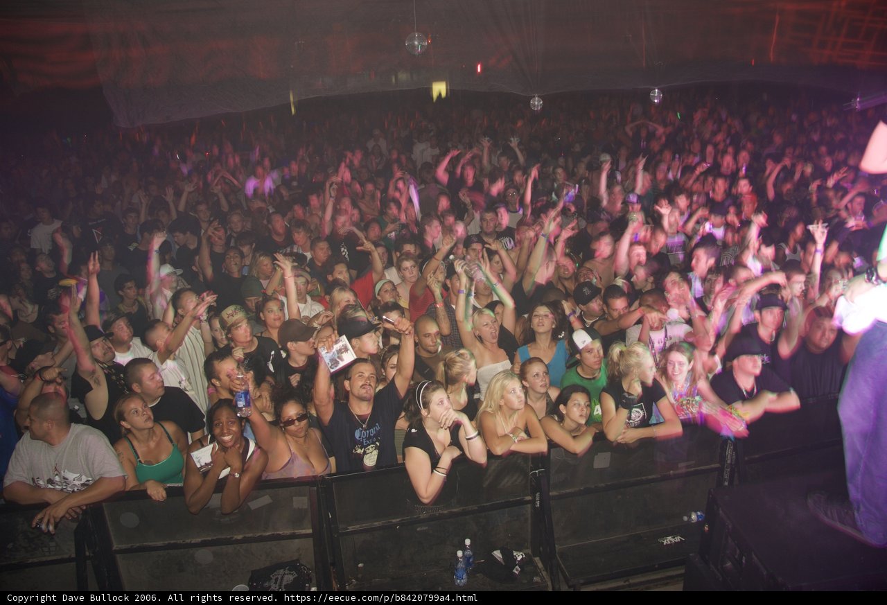 Chillinit Gets the Crowd Going