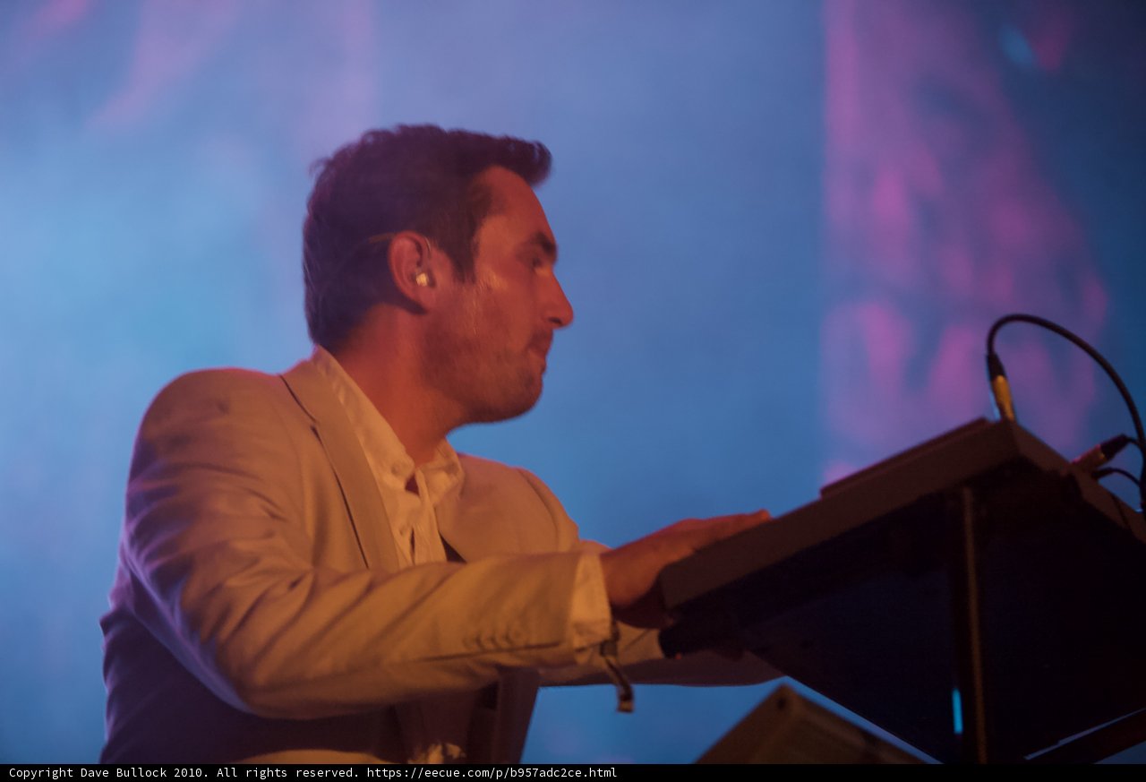 Suit-Wearing Pianist Takes Center Stage