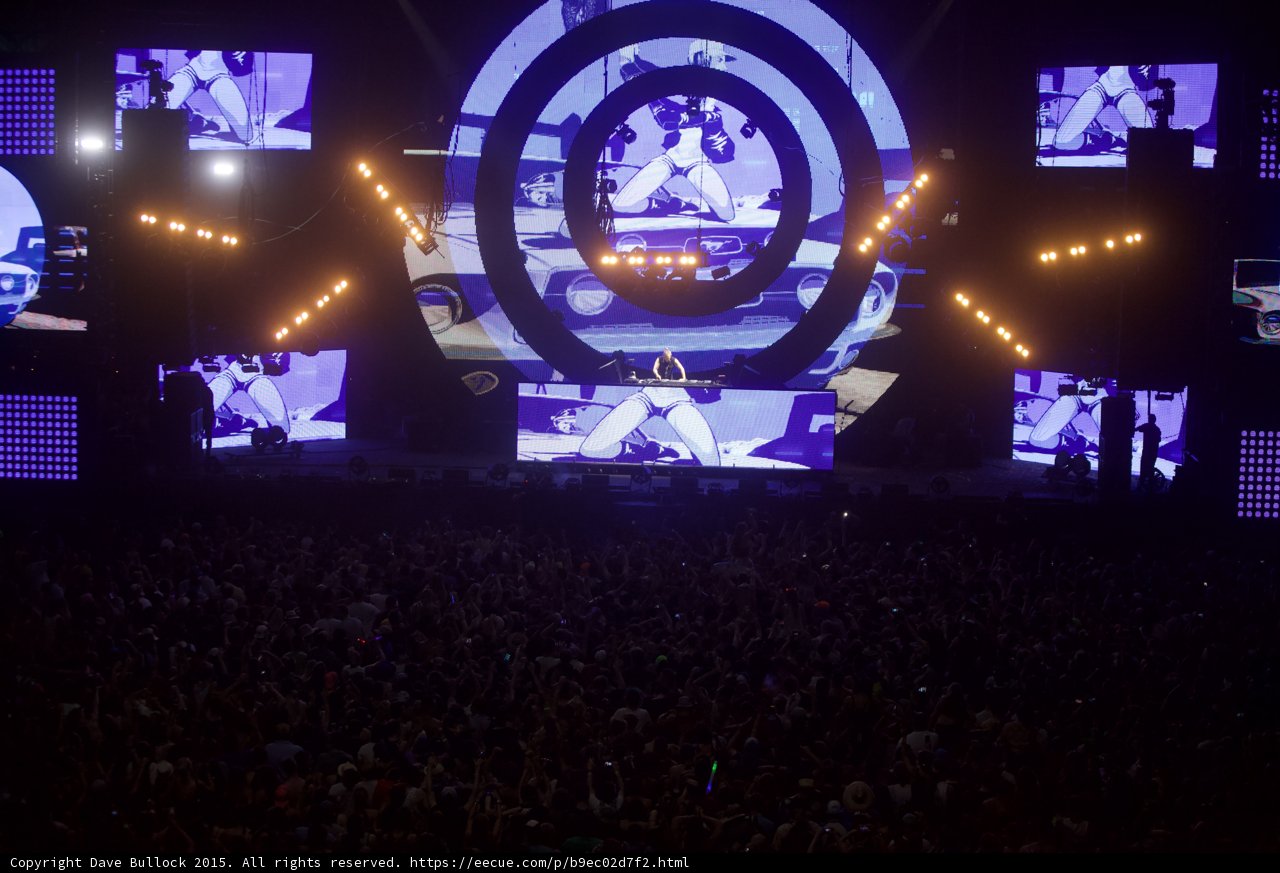 Concertgoers Mesmerized by High-Tech Stage