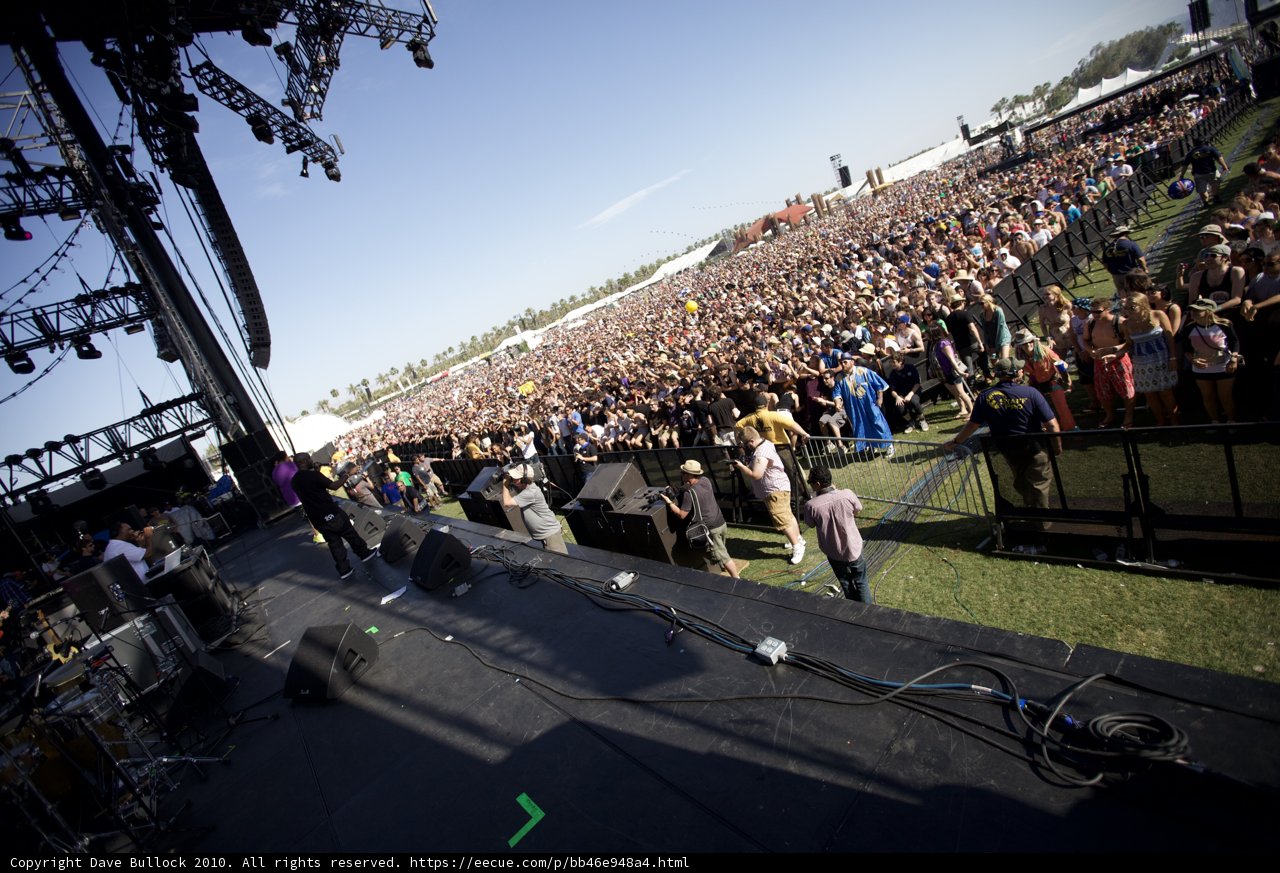 A Sea of Fans at the Coachella Sunday Concert