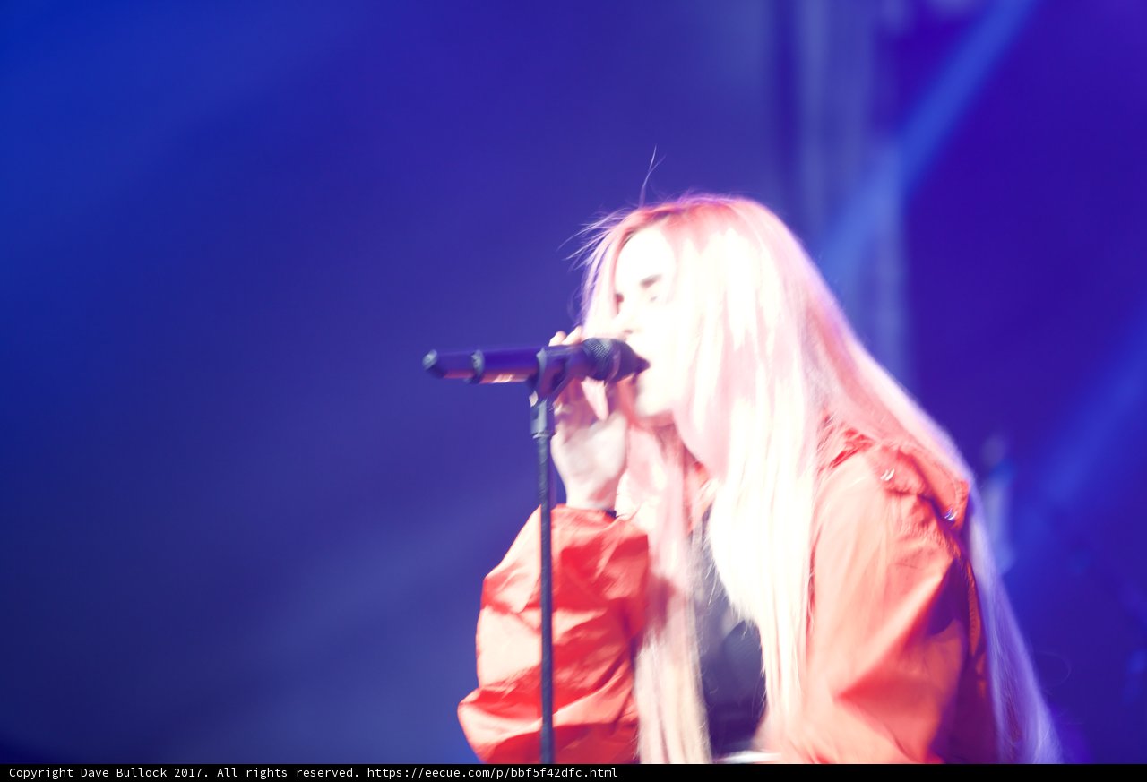 Blonde Bombshell Belt it Out