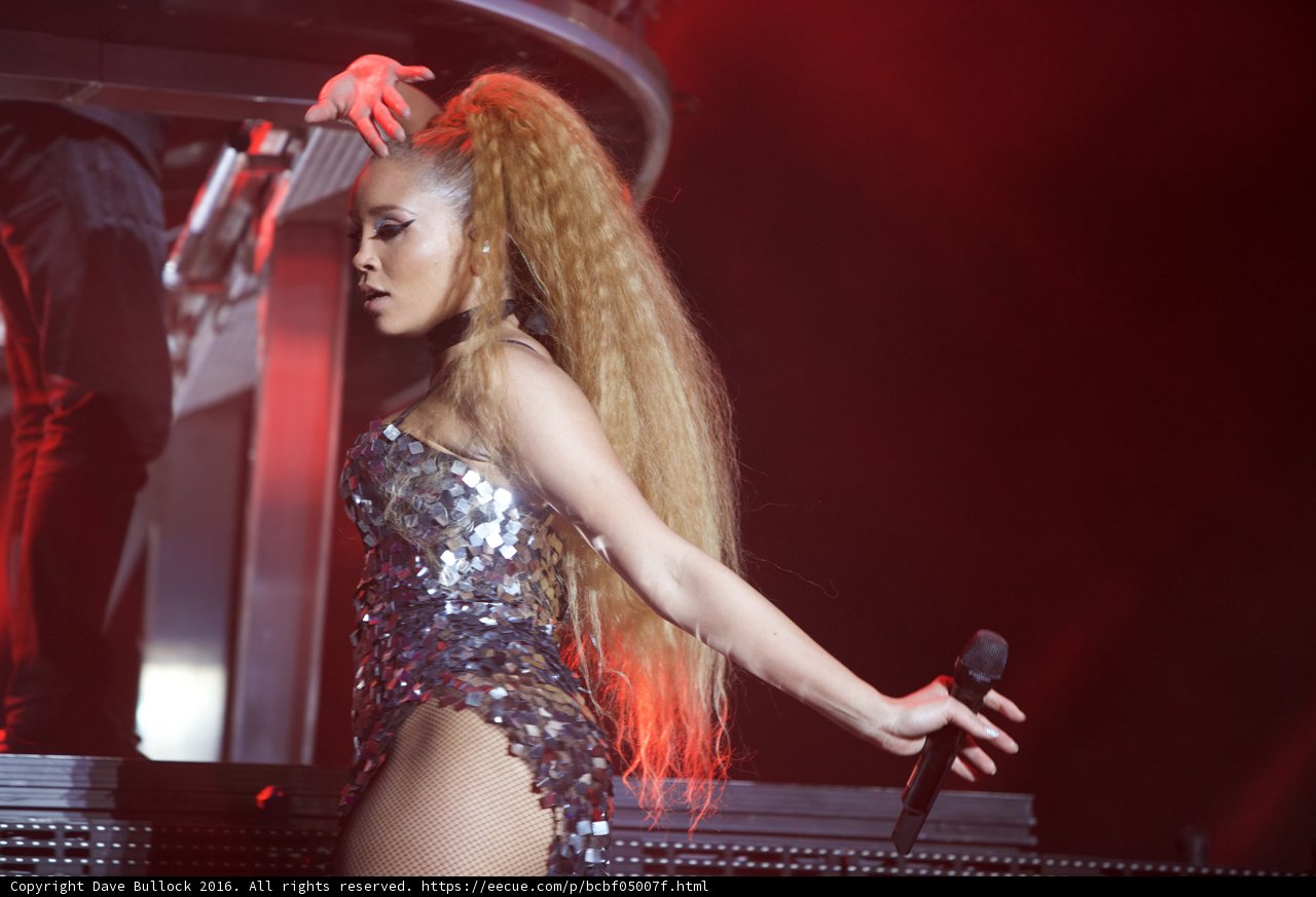 Ariana Grande Rocks Solo Performance in London