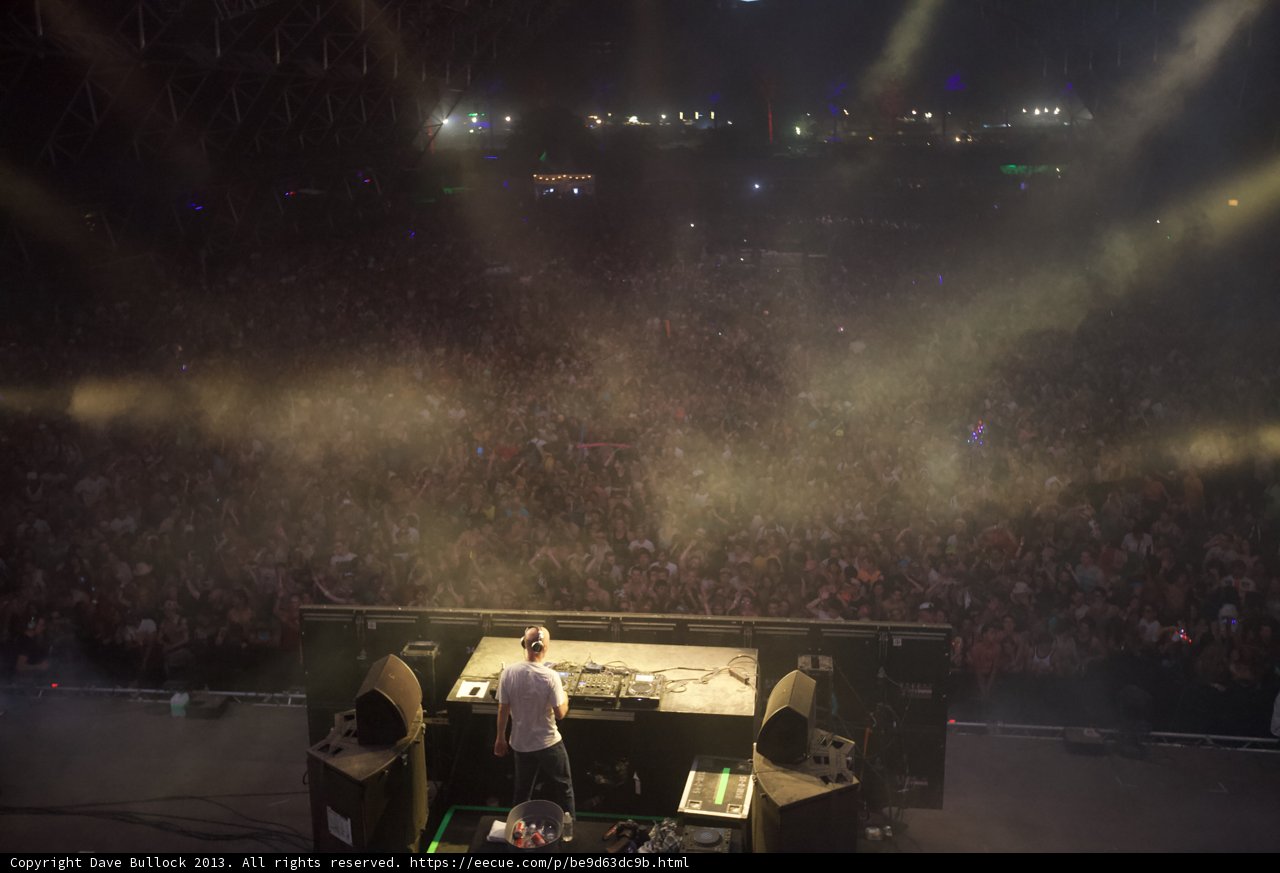 DJ electrifies crowd at Coachella