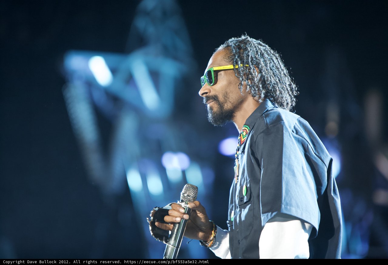 Snoop Dogg lights up the Olympic Stadium