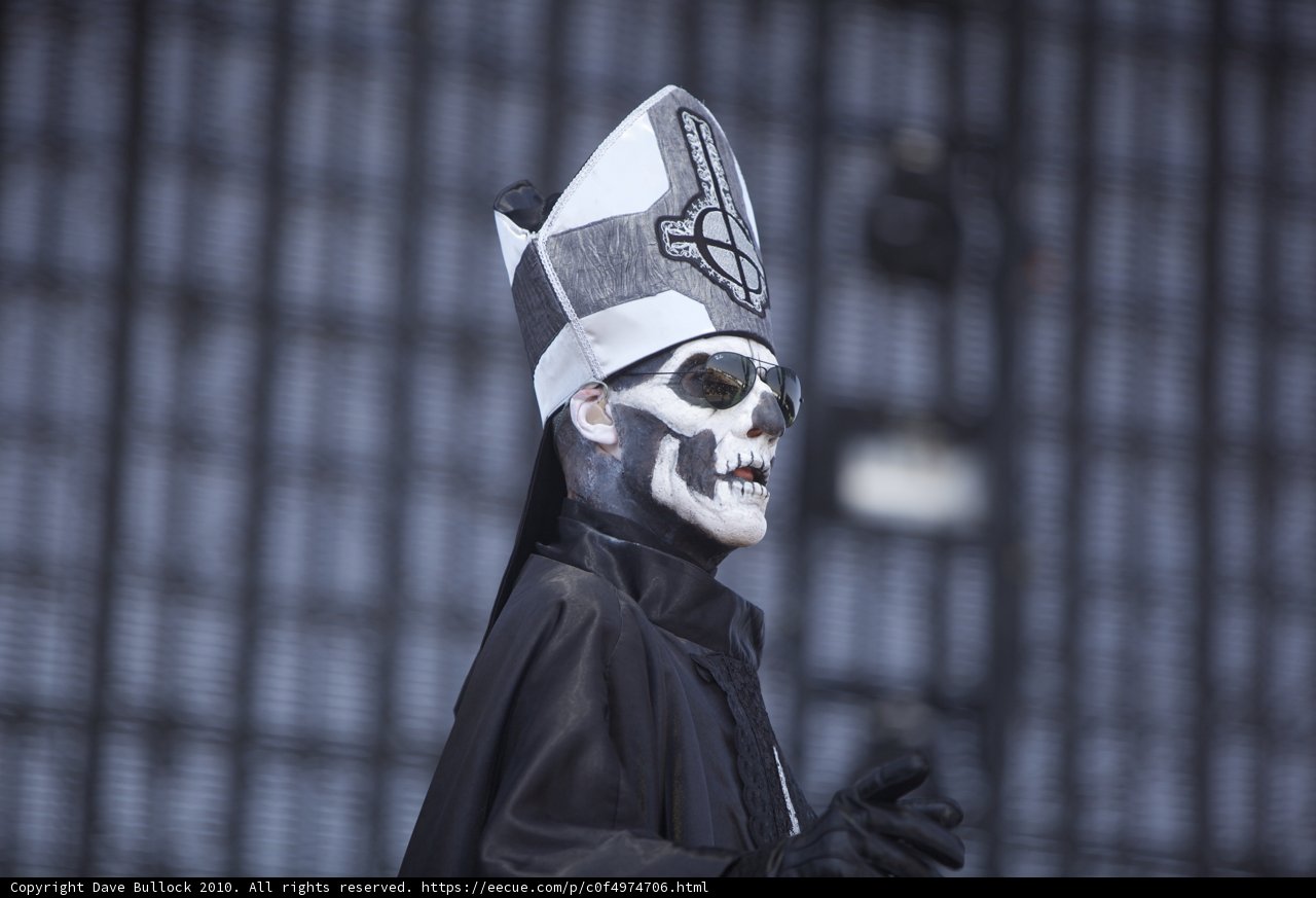 Skeletal Performer Takes Center Stage