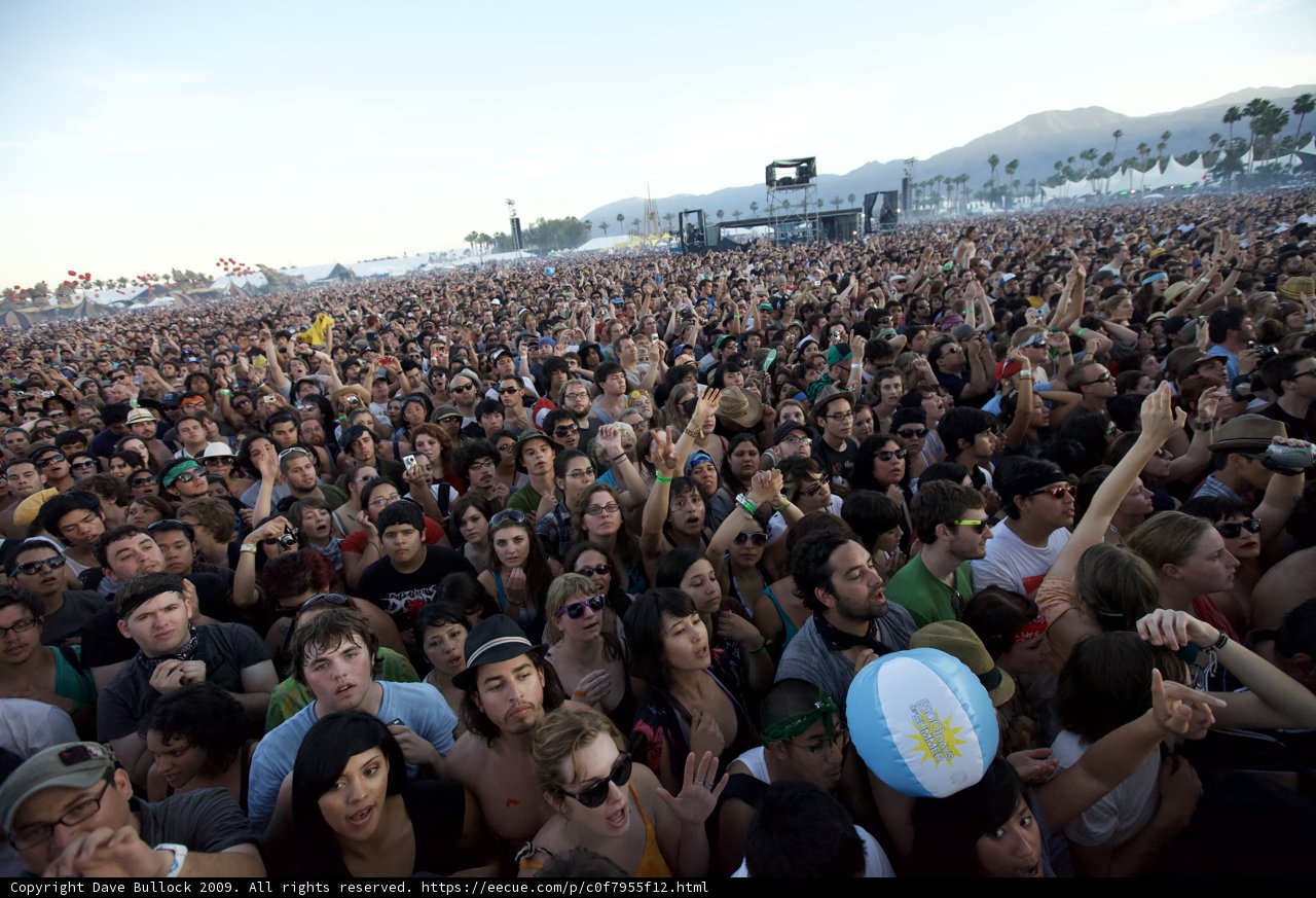 Coachella 2009: Massive crowd gathers under blue skies