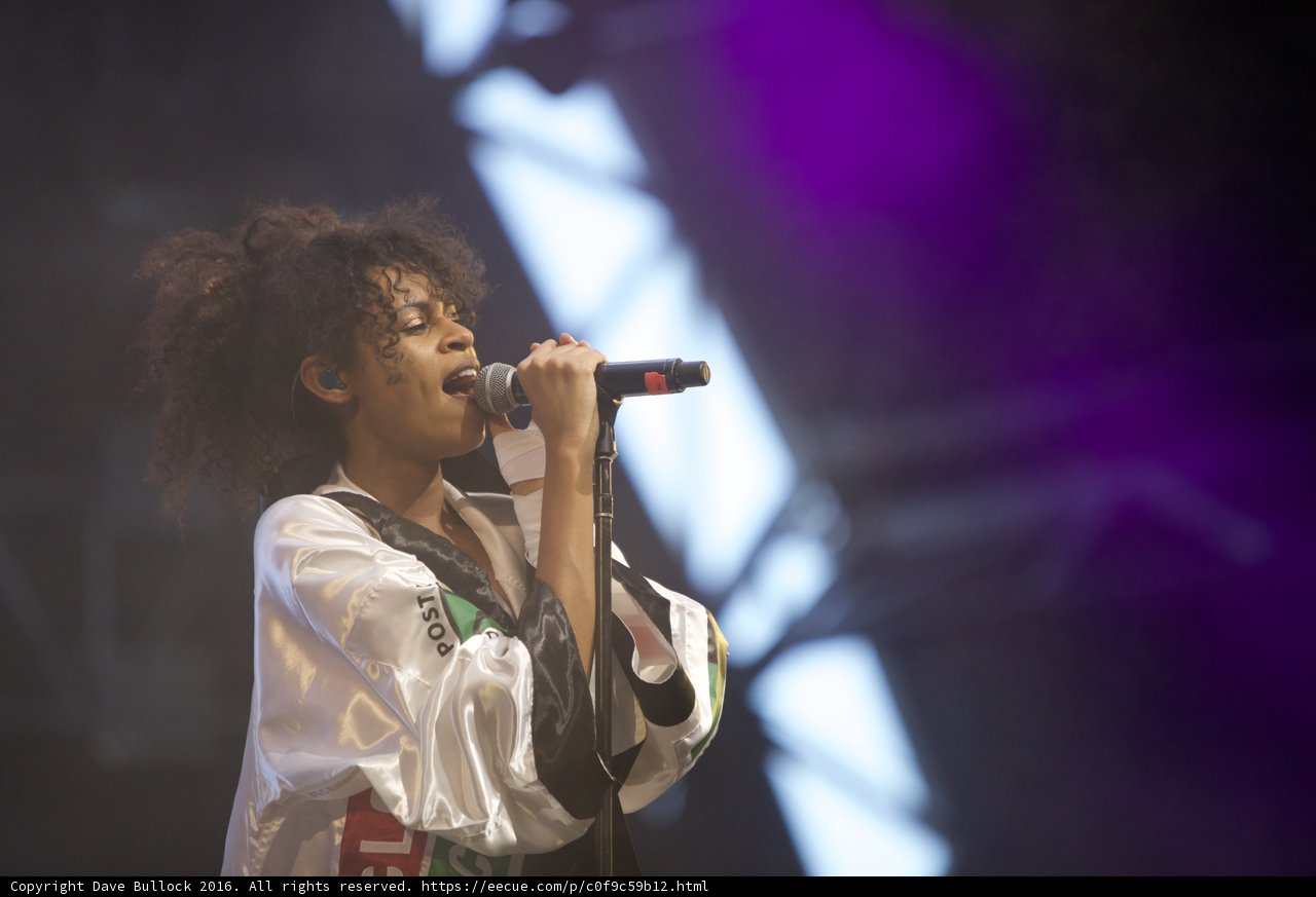 Afro Chanteuse Steals the Show