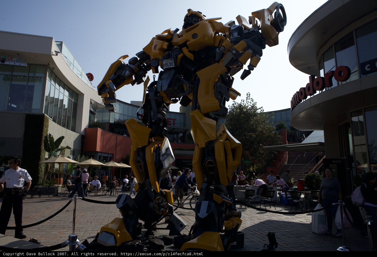 Giant Robot Takes Over the Skyline