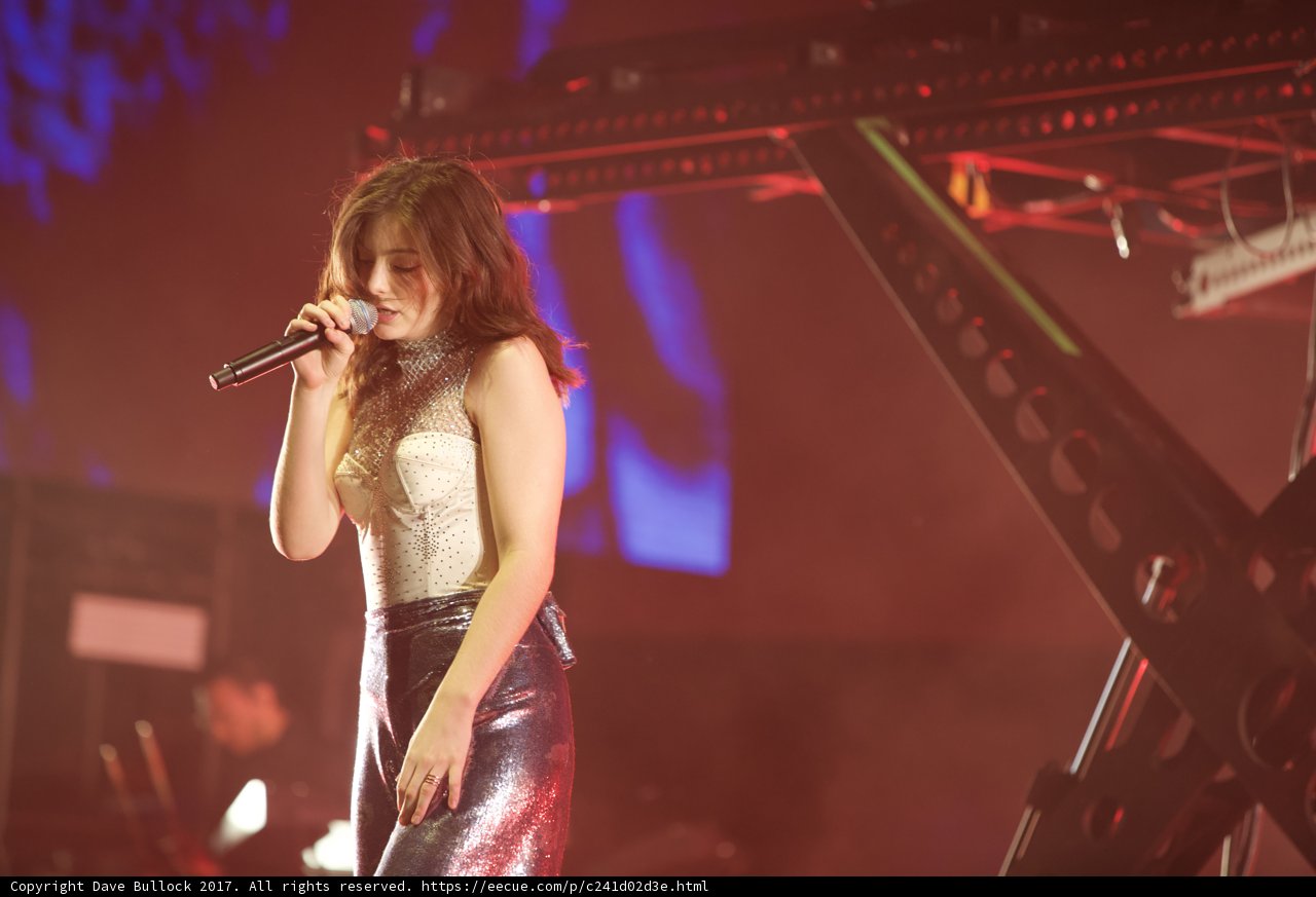 Lorde Performs Solo at Coachella