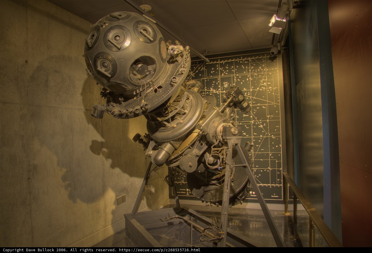 The Giant Robot of the Planetarium
