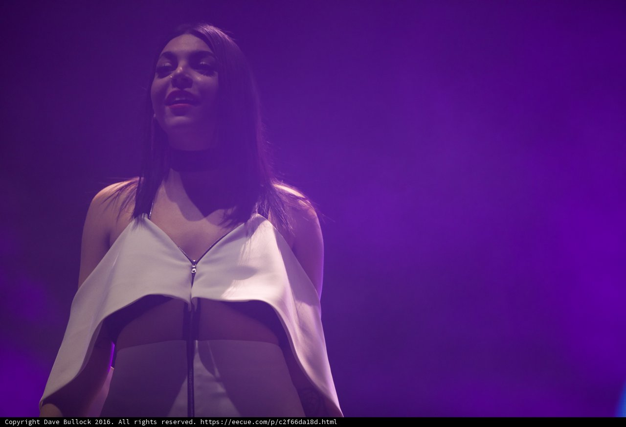 Solo Performance in White: A Captivating Show